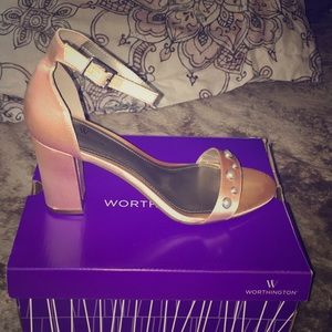 Nice Rose gold pearl heels only. 
Only worn once.